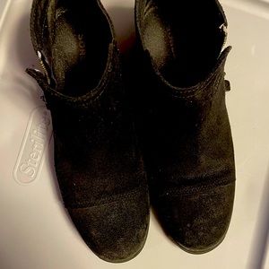 Sorel black suede ankle boot size 8